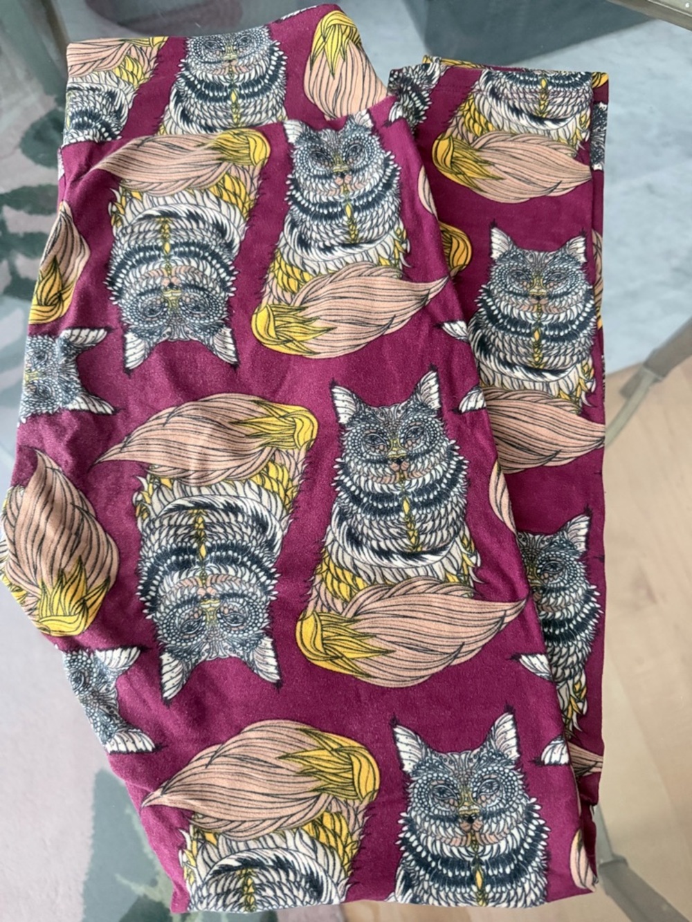LuLaRoe Magenta Leggings with Owl-cat print.